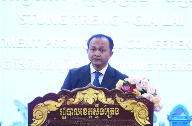 Ông Sim Vireak, Phó Quốc vụ khanh Bộ Kinh tế và Tài chính, Trưởng Ban Thư ký Nhóm công tác xúc tiến đầu tư vào khu vực Đông Bắc Campuchia phát biểu tại hội nghị. Ảnh: Huỳnh Thảo - PV TTXVN tại Campuchia