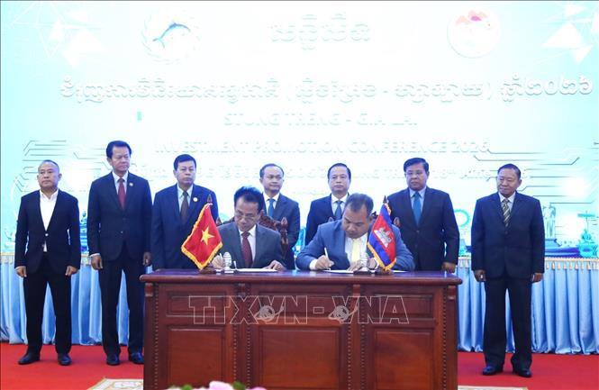 Trong khuôn khổ hội nghị, đại diện tỉnh Stung Treng (Vương quốc Campuchia) và Công ty cổ phần Phú Tài (tỉnh Gia Lai) ký kết Bản ghi nhớ nghiên cứu đầu tư trồng rừng gỗ lớn. Ảnh: Huỳnh Thảo - PV TTXVN tại Campuchia