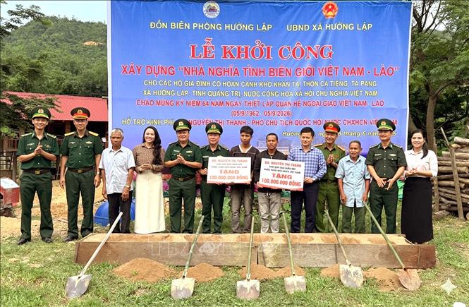 Các hộ dân có hoàn cảnh khó khăn tại bản A Via, cụm bản La Cồ, huyện Sepon, tỉnh Savannakhet (Lào) nhận biển tượng trưng hỗ trợ xây dựng nhà ở trong chương trình “Nghĩa tình biên giới Việt Nam - Lào”. Ảnh: TTXVN phát