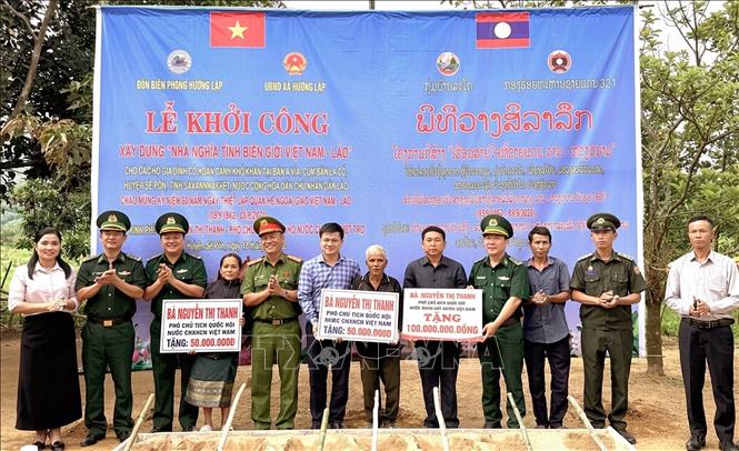 Đại diện Đồn Biên phòng Hướng Lập trao biển tượng trưng hỗ trợ xây dựng nhà ở cho các hộ dân có hoàn cảnh khó khăn tại thôn Ka Tiêng, xã Hướng Lập, tỉnh Quảng Trị, trong chương trình xây dựng nhà “Nghĩa tình biên giới Việt Nam - Lào”. Ảnh: TTXVN phát