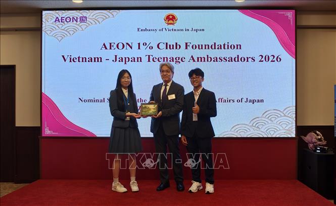 Các em học sinh tặng quà lưu niệm cho Đại diện Quỹ AEON 1%