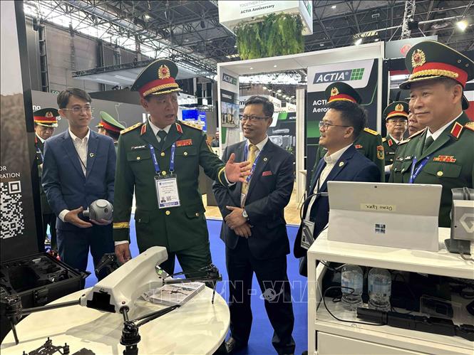 Thượng tướng Nguyễn Trường Thắng, Ủy viên Trung ương Đảng, Thứ trưởng Bộ Quốc phòng tới tham quan gian hàng của Gremsy tại Triển lãm. Ảnh: Ngọc Hiệp - PV TTXVN tại Pháp