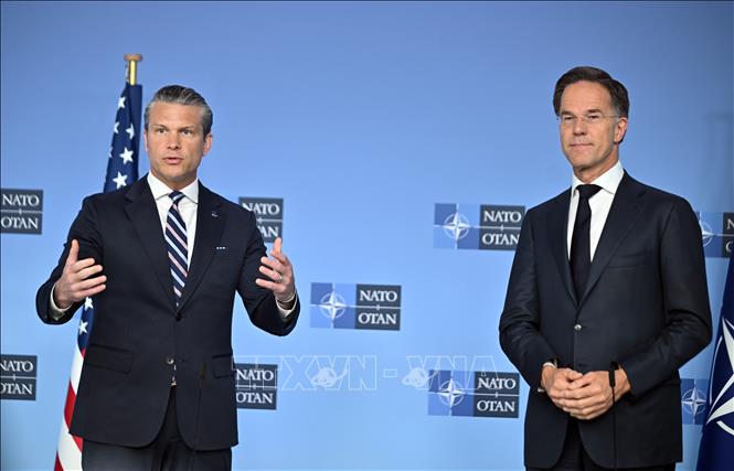 Bộ trưởng Bộ Chiến tranh Mỹ Pete Hegseth (trái) và Tổng Thư ký NATO Mark Rutte phát biểu chung trước Hội nghị Bộ trưởng Quốc phòng NATO ở Brussels (Bỉ) ngày 18/6/2026. Ảnh: Anadolu Agency/TTXVN