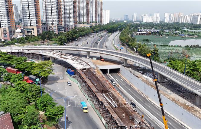 Đây là khu vực giao cắt của các trục giao thông huyết mạch như đường dẫn cao tốc TP. Hồ Chí Minh – Long Thành - Dầu Giây, Mai Chí Thọ, Lương Định Của; kết nối khu vực cảng Cát Lái - Phú Hữu. Ảnh: Tiến Lực - TTXVN
