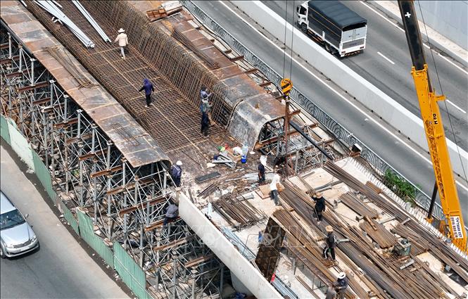 Công trường dự án nút giao thông An Phú thi công nhộn nhịp. Dự kiến cuối tháng 7, hạng mục cầu N4 của dự án sẽ được hoàn thành và thông xe. Ảnh: Tiến Lực - TTXVN