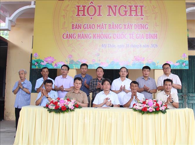 Các đại biểu chứng kiến lễ bàn giao mặt bằng phục vụ Dự án Cảng hàng không quốc tế Gia Bình. Ảnh: Thái Hùng- TTXVN