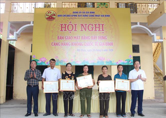 UBND xã Gia Bình khen thưởng 5 hộ dân thôn Mỹ Thôn gương mẫu, tiên phong trong việc bàn giao mặt bằng. Ảnh: Thái Hùng- TTXVN