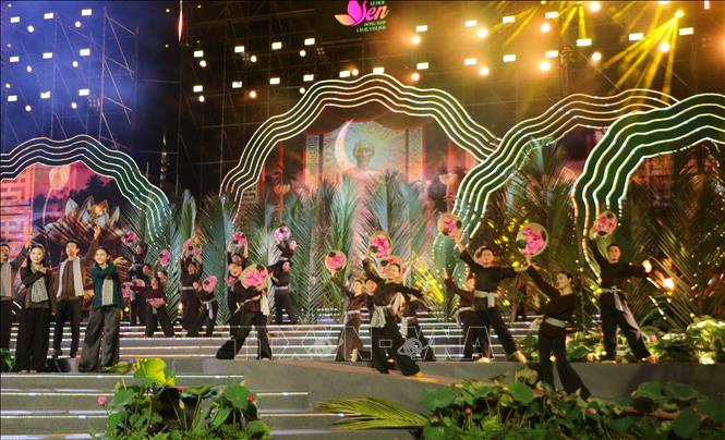 Tiết mục văn nghệ tại chương trình. Ảnh: Hồng Thái - TTXVN