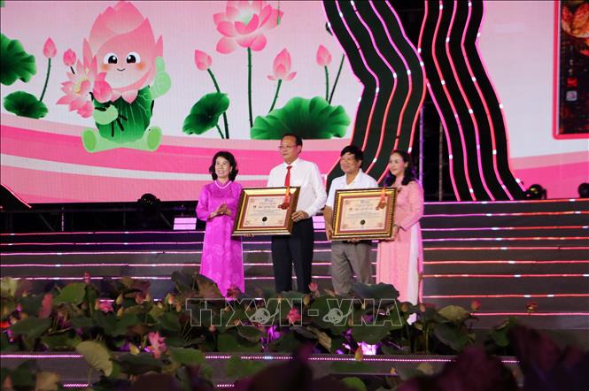 Trong ảnh: Đại diện phường Cao Lãnh và đại diện Họa sĩ, tác giả Mai Văn Nhơn nhận bằng công nhận kỷ lục: Tác phẩm chân dung nghệ thuật tái hiện bối cảnh lịch sử với chủ đề: “Nguyễn Tất Thành và thân phụ Nguyễn Sinh Sắc - Trước bình minh (Năm 1911)” được thực hiện bằng kỹ thuật ghép ảnh hoa sen (Photo Mosaic) có quy mô lớn nhất Việt Nam. Ảnh: Hồng Thái - TTXVN