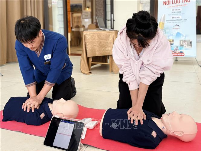 Nhân viên tại các đơn vị khách sạn, resort thực hiện diễn tập xử lý tình huống khẩn cấp y tế tại chỗ. Ảnh: Hương Thu - TTXVN