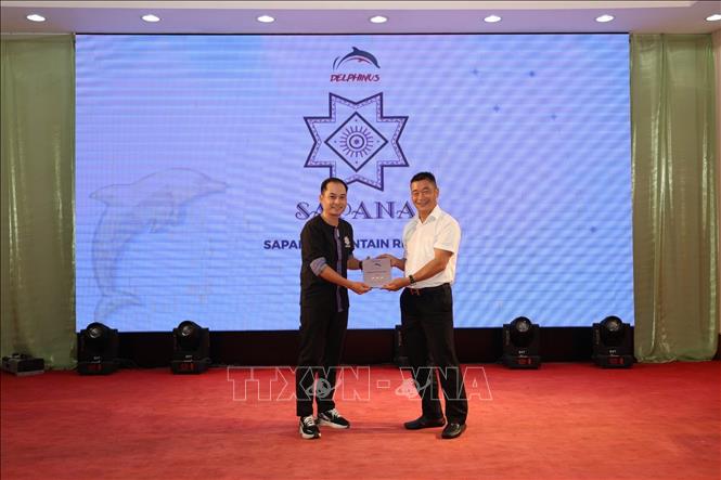 Trao tặng Danh hiệu Delphinus - Chỉ dẫn Điểm đến An toàn dành cho các cơ sở lưu trú đáp ứng các tiêu chuẩn về quy trình ứng phó sự cố y tế, đào tạo nhân sự và trang bị thiết bị hỗ trợ cấp cứu. Ảnh: Hương Thu - TTXVN