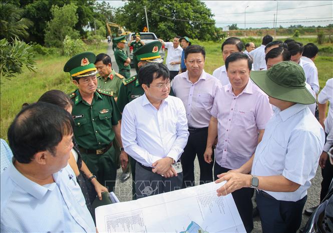 Bí thư Tỉnh ủy Tây Ninh Nguyễn Văn Quyết khảo sát các công trình trọng điểm tuyến biên giới Tây Ninh và quá trình xây dựng cửa khẩu quốc tế Tân Nam. Ảnh. Giang Phương -TTXVN