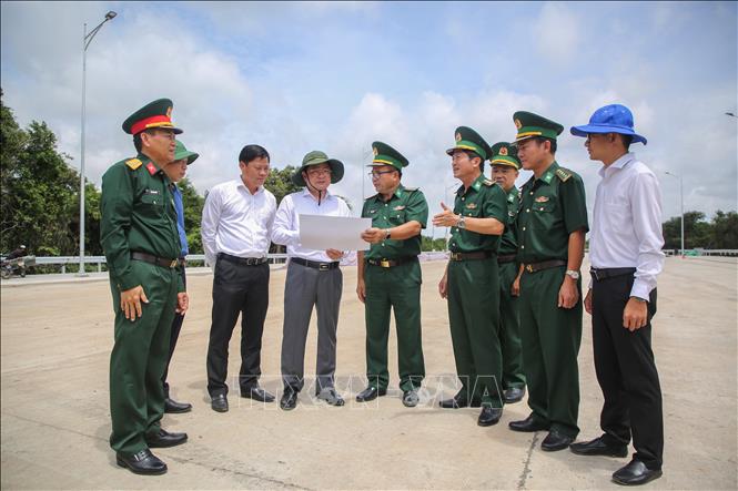 Bí thư Tỉnh ủy Tây Ninh Nguyễn Văn Quyết khảo sát các công trình trọng điểm tuyến biên giới Tây Ninh và quá trình xây dựng cửa khẩu quốc tế Tân Nam. Ảnh. Giang Phương -TTXVN
