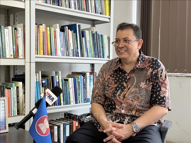 Tiến sĩ Arisman, Giám đốc điều hành Trung tâm Nghiên cứu Đông Nam Á (CSEAS) của Indonesia trả lời phỏng vấn TTXVN. Ảnh: Minh Thái - Phóng viên TTXVN tại Indonesia. 