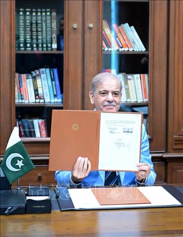 Thủ tướng Pakistan Shehbaz Sharif ký Bản ghi nhớ (MoU) với tư cách nước trung gian hòa giải tại Islamabad. Ảnh: THX/TTXVN