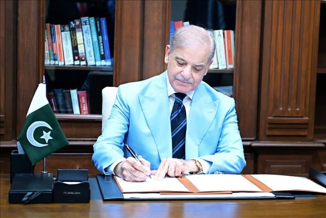 Thủ tướng Pakistan Shehbaz Sharif ký Bản ghi nhớ (MoU) với tư cách nước trung gian hòa giải tại Islamabad. Ảnh: THX/TTXVN