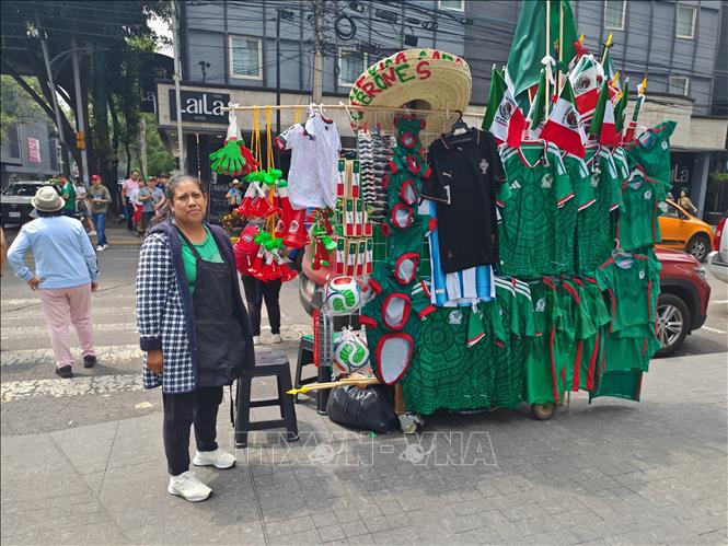 Quầy hàng vỉa hè bày bán áo đấu, cờ và phụ kiện cổ động đội tuyển Mexico, phục vụ người hâm mộ trước giờ bóng lăn. Ảnh: Phương Lan- PVTTXVN tại Mexico 