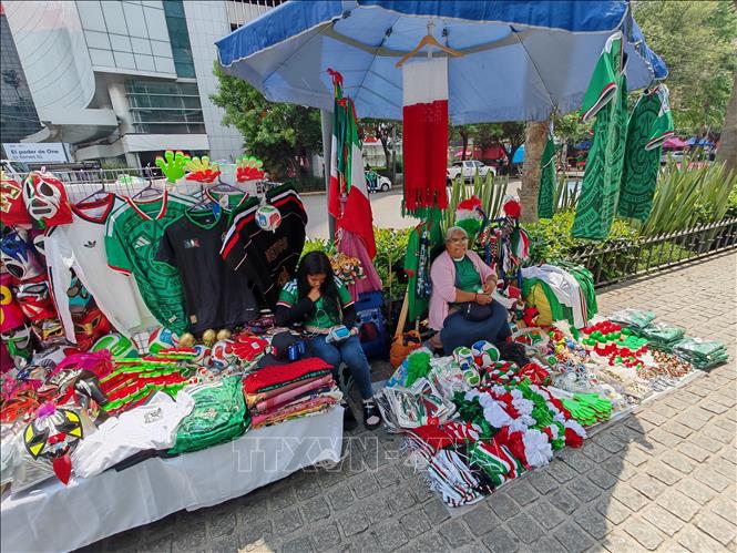 Áo đấu, mũ, cờ và các sản phẩm lưu niệm của đội tuyển Mexico được bày bán trên vỉa hè trước trận đấu của đội tuyển quốc gia tại World Cup 2026. Ảnh: Phương Lan- PVTTXVN tại Mexico 