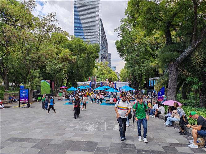 Người hâm mộ tập trung tại Làng văn hóa World Cup 2026 (Aldea Global) ở thủ đô Mexico City để chuẩn bị theo dõi các trận đấu World Cup 2026 qua màn hình lớn. Ảnh: Phương Lan- PVTTXVN tại Mexico 