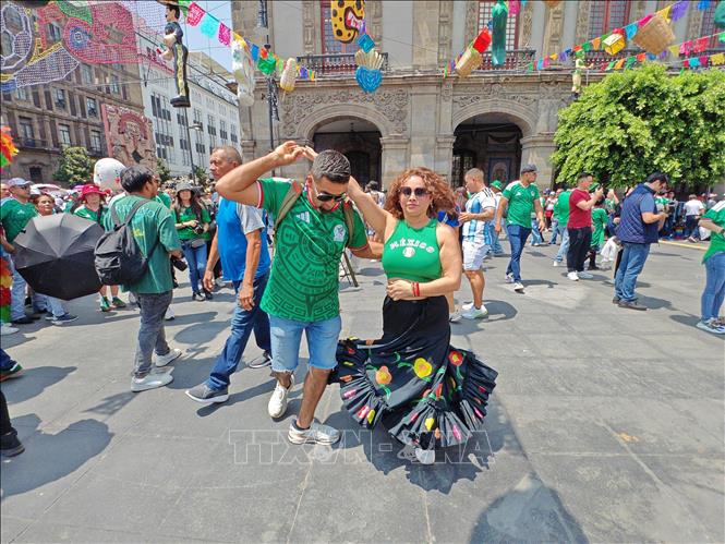 Không khí lễ hội World Cup 2026 lan tỏa tại quảng trường Zócalo khi người dân Mexico chuẩn bị theo dõi trận đấu của đội tuyển nước nhà qua màn hình lớn. Ảnh: Phương Lan- PVTTXVN tại Mexico 
