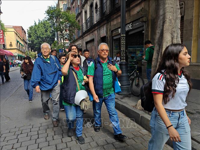 Cổ động viên Mexico đổ về quảng trường Zócalo để xem và cổ vũ trước trận đấu của đội tuyển 