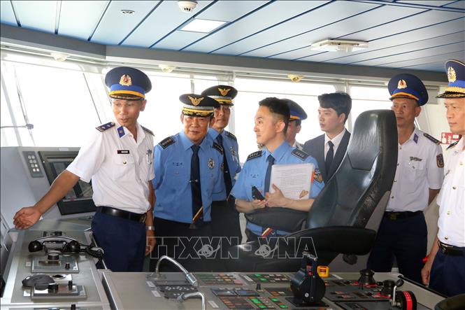Lãnh đạo tàu 8001 giới thiệu với Giám đốc Học viện Lực lượng Bảo vệ bờ biển Hàn Quốc Kim Tae Kyun và đoạn đại biểu về các tính năng hiện đại của tàu 8001. Ảnh: Trường Giang - P/v TTXVN tại Hàn Quốc