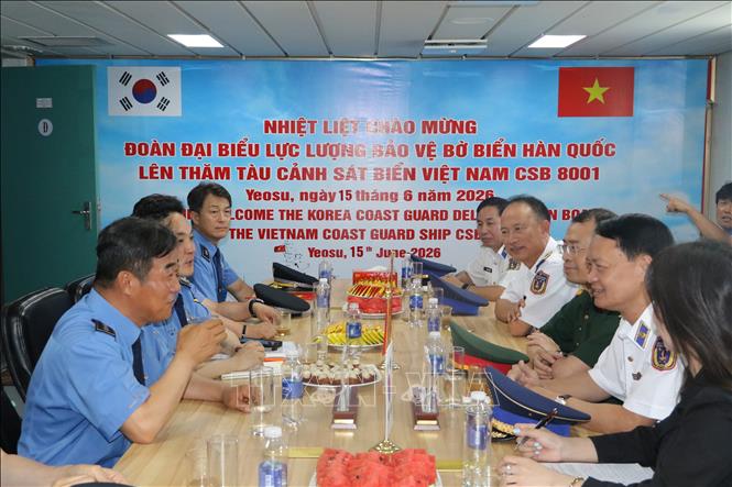 Đoàn đại biểu Cảnh sát biển Việt Nam trao đổi nghiệp vụ, chia sẻ kinh nghiệm với Đại diện Lực lượng Bảo vệ bờ biển Hàn Quốc. Ảnh: Trường Giang - P/v TTXVN tại Hàn Quốc