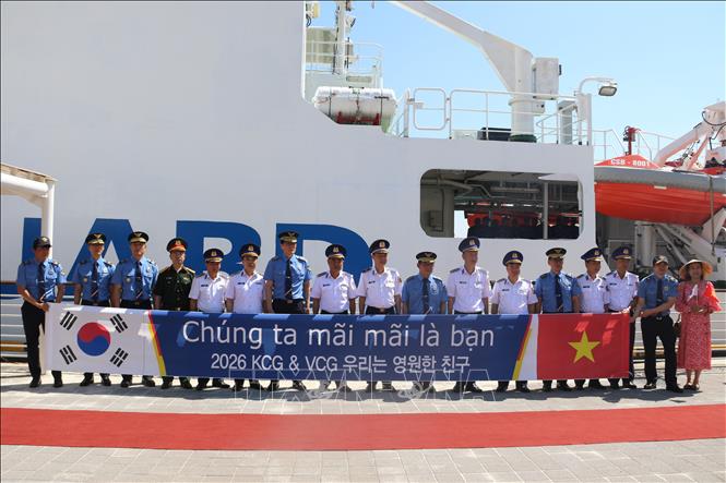 Đoàn đại biểu Cảnh sát biển Việt Nam và Đại diện Lực lượng Bảo vệ bờ biển Hàn Quốc chụp ảnh lưu niệm. Ảnh: Trường Giang - P/v TTXVN tại Hàn Quốc