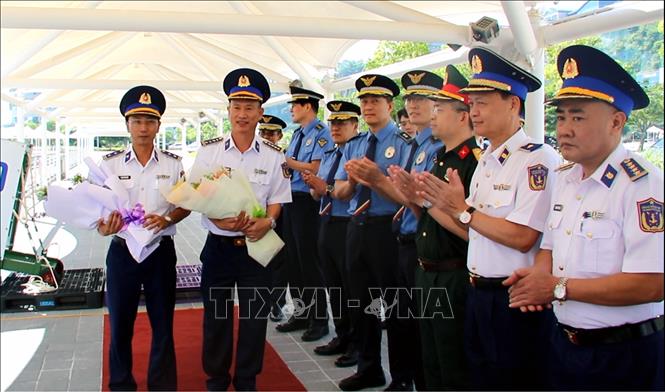 Đại diện Lực lượng Bảo vệ bờ biển Hàn Quốc, đoàn đại biểu của Bộ Tư lệnh Cảnh sát biển Việt Nam và Tùy viên Quốc phòng Việt Nam tại Hàn Quốc đến đón đoàn. Ảnh: Trường Giang - P/v TTXVN tại Hàn Quốc