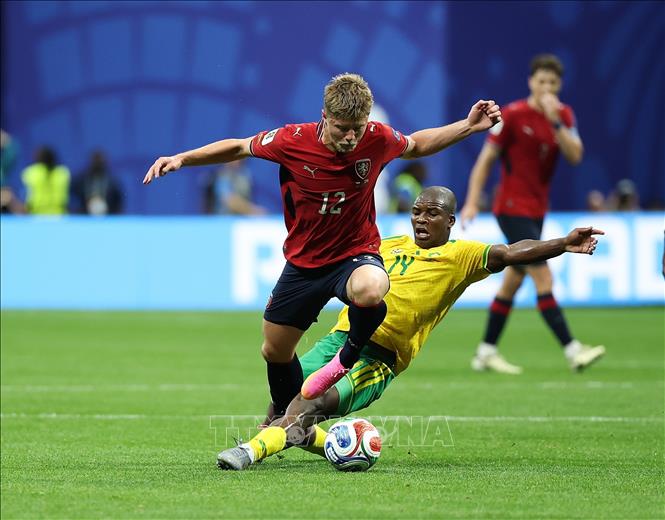 Tiền vệ Lukas Cerv (trái) của CH Czech tranh bóng với hậu vệ Mbekezeli Mbokazi của Nam Phi. Ảnh: THX/TTXVN