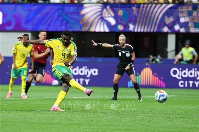 Tiền vệ tuyển Nam Phi Teboho Mokoena (phía trước) sút penalty về phía khung thành tuyển CH Czech. Ảnh: THX/TTXVN