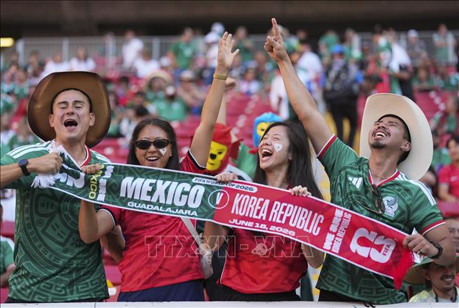 Cổ động viên đội tuyển Mexico và Hàn Quốc. Ảnh: THX/TTXVN