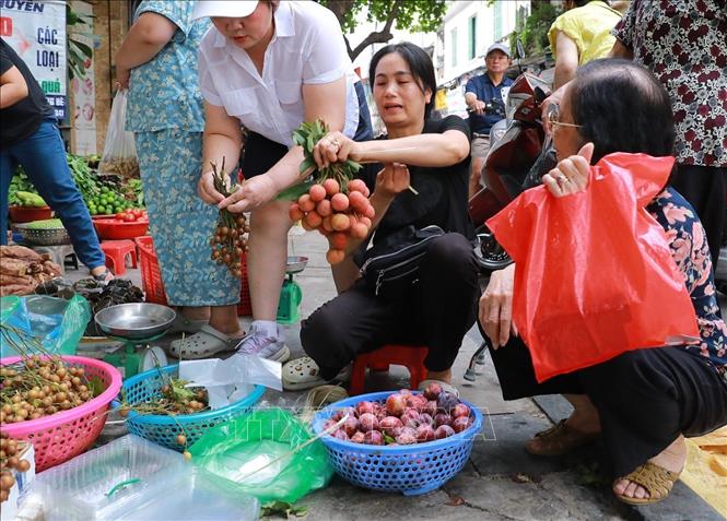 Không khí mua bán tại chợ Hàng Bè (phường Hoàn Kiếm). Ảnh: Khánh Hoà - TTXVN