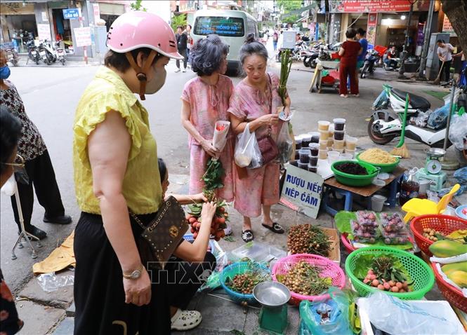 Không khí mua bán tại chợ Hàng Bè (phường Hoàn Kiếm). Ảnh: Khánh Hoà - TTXVN