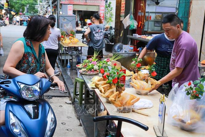Không khí mua bán tại chợ Hàng Bè (phường Hoàn Kiếm). Ảnh: Khánh Hoà - TTXVN