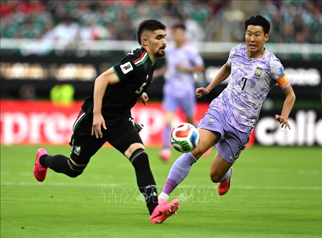 Pha tranh bóng giữa cầu thủ Johan Vasquez (trái) đội tuyển Mexico và Son Heung-min đội tuyển Hàn Quốc. Ảnh: THX/TTXVN