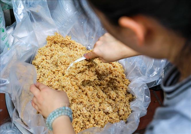 Rượu nếp - thức quà không thể thiếu trong ngày tết Đoan Ngọ. Ảnh: Khánh Hoà - TTXVN