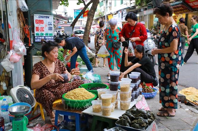 Không khí mua bán tại chợ Hàng Bè (phường Hoàn Kiếm). Ảnh: Khánh Hoà - TTXVN