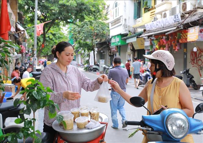 Rượu nếp - thức quà không thể thiếu trong ngày tết Đoan Ngọ. Ảnh: Khánh Hoà - TTXVN