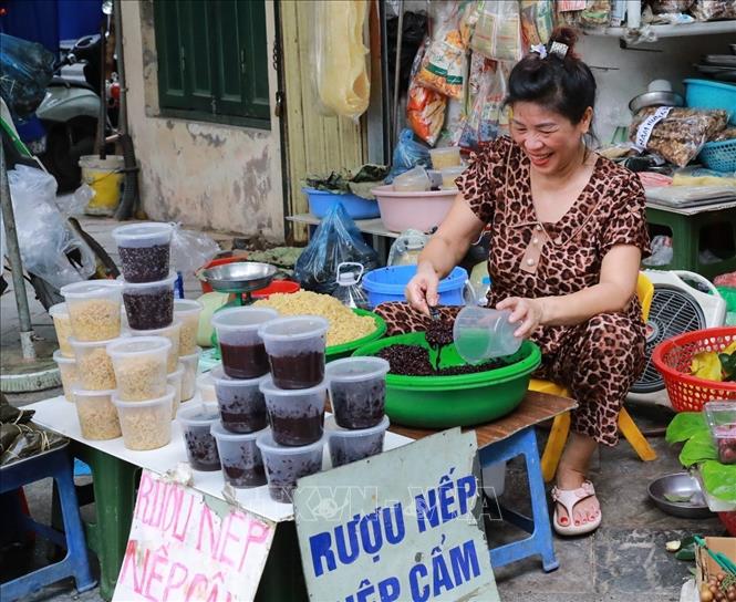 Rượu nếp - thức quà không thể thiếu trong ngày tết Đoan Ngọ. Ảnh: Khánh Hoà - TTXVN