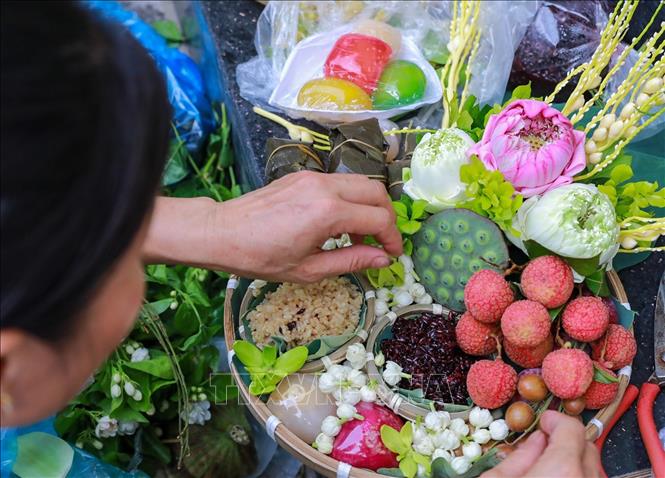 Sắp lễ cho ngày tết Đoan Ngọ. Ảnh: Khánh Hoà - TTXVN