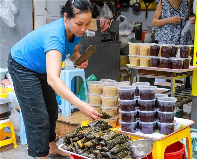 Bánh do (bánh tro) được bày bán nhiều trong ngày tết Đoan Ngọ. Ảnh: Khánh Hoà - TTXVN