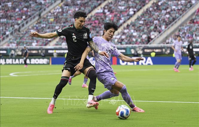 Pha tranh bóng quyết liệt giữa cầu thủ Jorge Sanchez (trái) đội tuyển Mexico và Seol Young-woo đội tuyển Hàn Quốc. Ảnh: THX/TTXVN