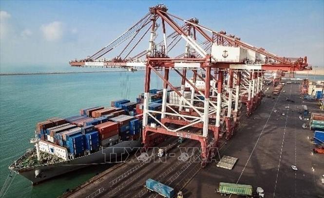 Tàu hàng neo đậu tại khu cảng của thành phố Bandar Lengeh, tỉnh Hormozgan, Iran, trên Vịnh Ba Tư. Ảnh: IRNA/TTXVN