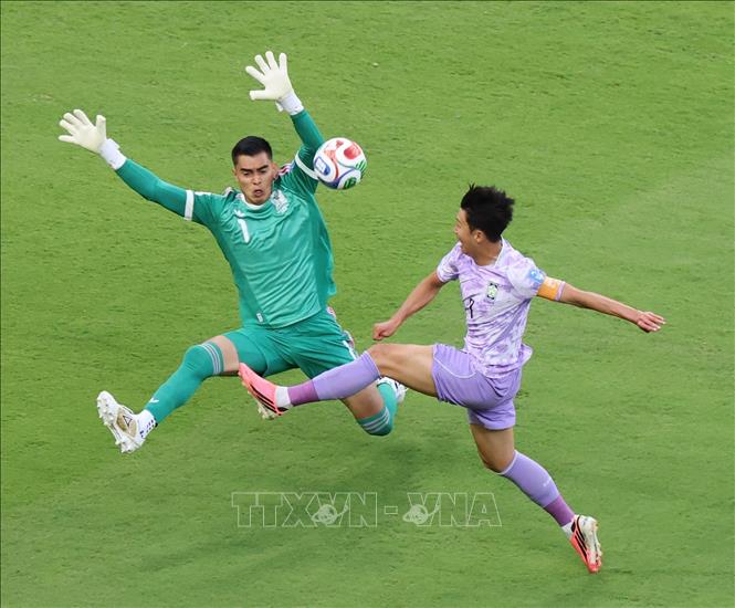 Thủ thành Mexico Raul Rangel nỗ lực cản phá pha bóng của tiền đạo Hàn Quốc Son Heung-min (phải). Ảnh: YONHAP/TTXVN