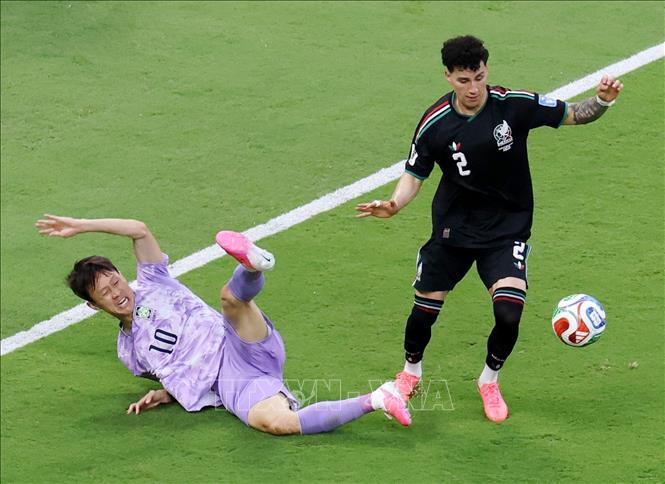 Pha tranh bóng giữa cầu thủ Lee Jae-sung của Hàn Quốc và Jorge Sanchez của Mexico. Ảnh: YONHAP/TTXVN 
