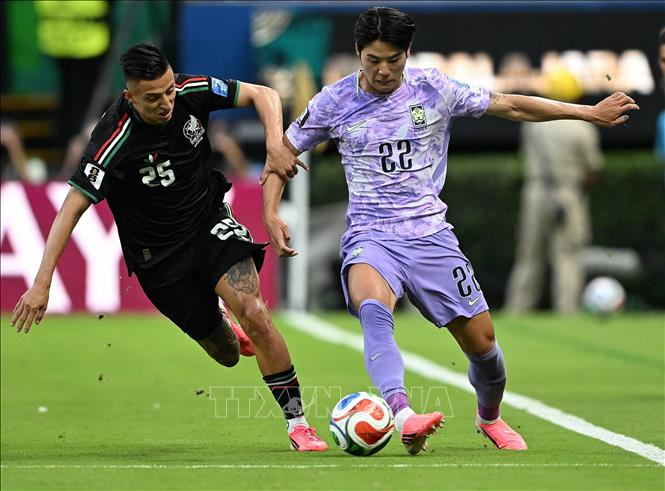 Pha tranh bóng giữa cầu thủ Seol Young-woo (phải) đội tuyển Hàn Quốc và Roberto Alvarado đội tuyển Mexico. Ảnh: THX/TTXVN