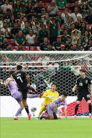 Tiền vệ Mexico Luis Romo (số 7) ghi bàn thắng mở tỉ số ở phút 50. Ảnh: YONHAP/TTXVN