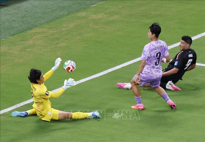 Pha cứu thua của thủ thành Hàn Quốc Kim Seung-gyu. Ảnh: YONHAP/TTXVN