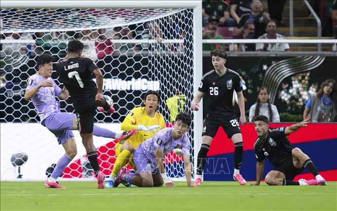 Cầu thủ Mexico Luis Romo (số 7) ghi bàn thắng ấn định tỉ số 1-0 trước Hàn Quốc. Ảnh: THX/TTXVN